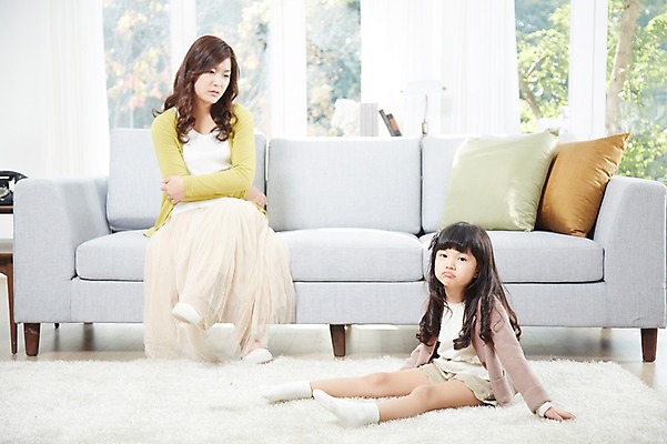 포토 JPG 스튜디오촬영 전신 라이프스타일 여자 딸 어린이 쿠션 거실 창문 가족 모녀 엄마 휴식 실내 사람 앉기 동양인 소녀 성인 두명 앞모습 옆모습 30대 부모 소파 팔짱 카펫 유치원생 한국인 자녀 즐거움 여자만 떼쓰기 국내포토 감정 뷰포인트 컨셉 의자 관계 모션 인종 내부 생활 장년 파일형식