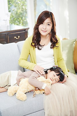 포토 JPG 스튜디오촬영 라이프스타일 여자 딸 어린이 인형 쿠션 거실 창문 가족 탁자 모녀 엄마 휴식 실내 사람 앉기 동양인 소녀 성인 두명 아웃포커스 30대 부모 소파 눕기 눈감음 유치원생 곰인형 한국인 자녀 잠 즐거움 여자만 국내포토 감정 가구 컨셉 의자 관계 모션 촬영기법 인종 내부 생활 장년 파일형식