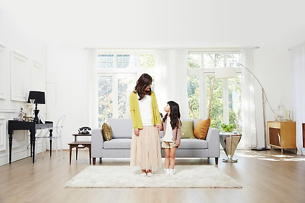 포토 JPG 스튜디오촬영 전신 라이프스타일 여자 딸 어린이 쿠션 거실 의자 창문 가족 탁자 모녀 엄마 휴식 실내 서기 사람 동양인 소녀 성인 두명 앞모습 30대 부모 소파 마주보기 손잡기 카펫 유치원생 한국인 자녀 스탠드 사과 전화기 즐거움 여자만 국내포토 감정 뷰포인트 가구 컨셉 과일 관계 모션 조명 인종 내부 생활 장년 파일형식