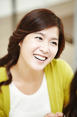 포토 JPG 스튜디오촬영 라이프스타일 여자 엄마 휴식 실내 한명 미소 웃음 사람 동양인 상반신 성인 앞모습 아웃포커스 30대 한국인 즐거움 여자만 여자한명만 성인여자만 성인한명만 성인여자한명만 장년만 장년여자만 장년여자한명만 성인만 국내포토 1 감정 뷰포인트 컨셉 가족 촬영기법 표정 인종 내부 생활 장년 파일형식