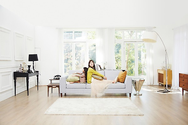 포토 JPG 스튜디오촬영 전신 라이프스타일 여자 딸 어린이 쿠션 거실 창문 가족 탁자 모녀 엄마 휴식 실내 미소 웃음 사람 앉기 동양인 소녀 성인 두명 30대 부모 소파 카펫 유치원생 한국인 등맞대기 자녀 스탠드 전화기 즐거움 여자만 국내포토 감정 가구 컨셉 의자 관계 모션 조명 표정 인종 내부 생활 장년 파일형식