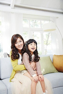 포토 JPG 스튜디오촬영 라이프스타일 여자 딸 어린이 쿠션 거실 창문 가족 안기 모녀 엄마 휴식 실내 미소 웃음 사람 앉기 동양인 소녀 성인 두명 앞모습 30대 부모 소파 유치원생 한국인 자녀 스탠드 커튼 즐거움 여자만 국내포토 감정 뷰포인트 컨셉 의자 관계 모션 조명 표정 인종 내부 생활 장년 파일형식