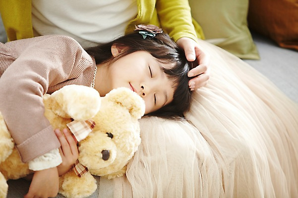 포토 JPG 스튜디오촬영 라이프스타일 여자 딸 어린이 인형 거실 가족 모녀 엄마 휴식 실내 사람 앉기 동양인 소녀 성인 두명 30대 부모 소파 눕기 유치원생 곰인형 한국인 자녀 잠 즐거움 여자만 국내포토 감정 컨셉 의자 관계 모션 인종 내부 생활 장년 파일형식