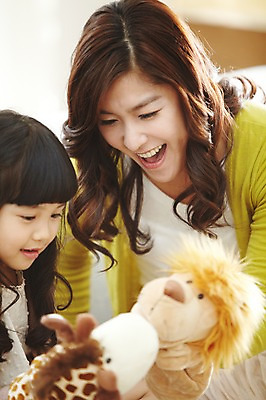 포토 JPG 스튜디오촬영 라이프스타일 여자 딸 어린이 인형 가족 놀이 모녀 엄마 휴식 실내 미소 웃음 사람 동양인 소녀 상반신 성인 두명 앞모습 아웃포커스 30대 부모 장난감 유치원생 한국인 자녀 즐거움 인형놀이 여자만 국내포토 감정 뷰포인트 컨셉 관계 촬영기법 표정 인종 내부 생활 장년 파일형식