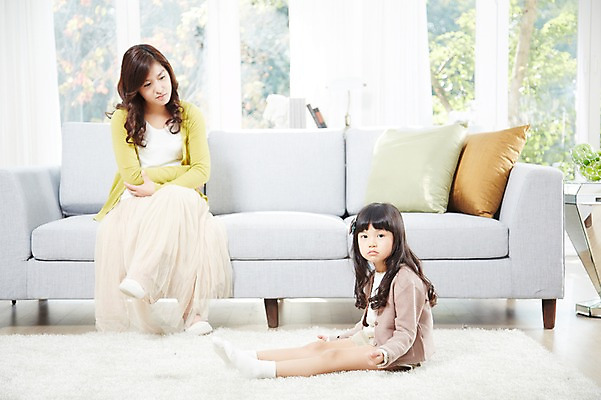 포토 JPG 스튜디오촬영 전신 라이프스타일 여자 딸 어린이 쿠션 거실 창문 가족 탁자 모녀 엄마 휴식 실내 사람 앉기 동양인 소녀 성인 두명 앞모습 옆모습 30대 부모 소파 팔짱 카펫 유치원생 한국인 자녀 사과 즐거움 여자만 떼쓰기 국내포토 감정 뷰포인트 가구 컨셉 의자 과일 관계 모션 인종 내부 생활 장년 파일형식