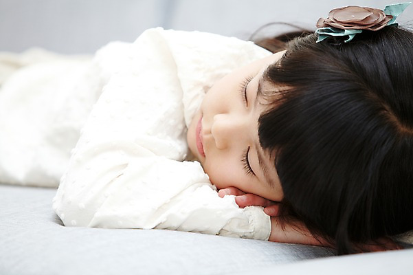 포토 JPG 스튜디오촬영 라이프스타일 여자 어린이 엎드리기 거실 휴식 실내 한명 사람 동양인 소녀 상반신 옆모습 아웃포커스 소파 눕기 유치원생 한국인 즐거움 여자만 여자한명만 어린이만 소녀만 소녀한명만 국내포토 1 감정 뷰포인트 컨셉 의자 모션 촬영기법 인종 내부 생활 파일형식