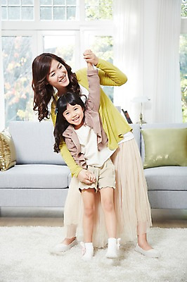 포토 JPG 스튜디오촬영 전신 라이프스타일 여자 딸 어린이 포즈 쿠션 거실 창문 가족 모션 놀이 모녀 엄마 휴식 실내 서기 미소 웃음 사람 동양인 소녀 성인 두명 앞모습 30대 부모 소파 카펫 유치원생 한국인 자녀 즐거움 여자만 국내포토 감정 뷰포인트 컨셉 의자 관계 표정 인종 내부 생활 장년 파일형식