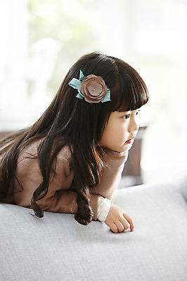 포토 JPG 스튜디오촬영 라이프스타일 긴머리 여자 어린이 거실 휴식 실내 한명 사람 동양인 소녀 상반신 옆모습 아웃포커스 소파 턱괴기 유치원생 한국인 머리핀 즐거움 여자만 여자한명만 어린이만 소녀만 소녀한명만 국내포토 1 헤어스타일 감정 뷰포인트 컨셉 의자 장신구 모션 촬영기법 인종 내부 생활 파일형식