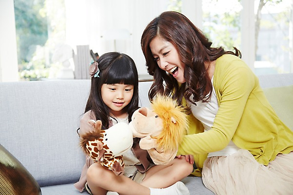 포토 JPG 스튜디오촬영 라이프스타일 여자 딸 어린이 인형 쿠션 거실 창문 가족 놀이 모녀 엄마 휴식 실내 미소 웃음 사람 앉기 동양인 소녀 성인 두명 앞모습 아웃포커스 30대 부모 소파 장난감 유치원생 한국인 자녀 즐거움 인형놀이 여자만 국내포토 감정 뷰포인트 컨셉 의자 관계 모션 촬영기법 표정 인종 내부 생활 장년 파일형식