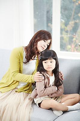 포토 JPG 스튜디오촬영 라이프스타일 여자 딸 어린이 거실 창문 가족 모녀 엄마 휴식 실내 사람 앉기 동양인 소녀 성인 두명 30대 부모 소파 팔짱 유치원생 한국인 분노 자녀 즐거움 삐침 토라짐 여자만 국내포토 감정 컨셉 의자 관계 모션 인종 내부 생활 장년 파일형식