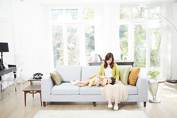 포토 JPG 스튜디오촬영 전신 라이프스타일 여자 딸 어린이 인형 쿠션 거실 창문 가족 탁자 모녀 엄마 휴식 실내 사람 앉기 동양인 소녀 성인 두명 30대 부모 소파 눕기 카펫 유치원생 곰인형 한국인 자녀 잠 사과 전화기 즐거움 여자만 국내포토 감정 가구 컨셉 의자 과일 관계 모션 인종 내부 생활 장년 파일형식