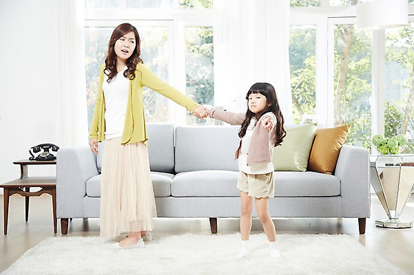 포토 JPG 스튜디오촬영 전신 라이프스타일 여자 딸 어린이 포즈 쿠션 거실 창문 가족 모션 놀이 탁자 모녀 엄마 휴식 실내 서기 사람 동양인 손짓 소녀 성인 두명 앞모습 30대 부모 소파 손잡기 카펫 유치원생 한국인 자녀 가리킴 찡그림 사과 전화기 즐거움 여자만 떼쓰기 국내포토 감정 뷰포인트 가구 컨셉 의자 과일 관계 표정 인종 내부 생활 장년 파일형식