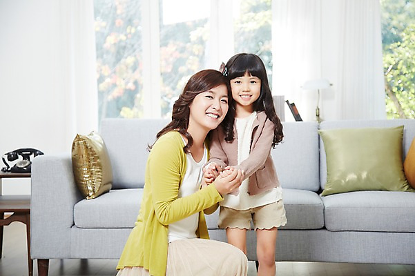 포토 JPG 스튜디오촬영 라이프스타일 여자 딸 어린이 포즈 쿠션 거실 창문 가족 모션 놀이 모녀 엄마 휴식 실내 서기 미소 웃음 사람 앉기 동양인 소녀 성인 두명 앞모습 30대 부모 소파 유치원생 한국인 자녀 즐거움 여자만 국내포토 감정 뷰포인트 컨셉 의자 관계 표정 인종 내부 생활 장년 파일형식