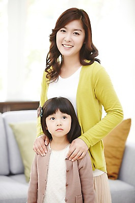 포토 JPG 스튜디오촬영 라이프스타일 여자 딸 어린이 쿠션 거실 가족 모녀 엄마 휴식 실내 서기 미소 웃음 사람 동양인 소녀 성인 두명 앞모습 아웃포커스 30대 부모 소파 유치원생 한국인 자녀 즐거움 여자만 국내포토 감정 뷰포인트 컨셉 의자 관계 모션 촬영기법 표정 인종 내부 생활 장년 파일형식