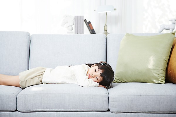 포토 JPG 스튜디오촬영 라이프스타일 여자 어린이 엎드리기 쿠션 거실 휴식 실내 한명 사람 동양인 소녀 옆모습 아웃포커스 소파 눕기 유치원생 한국인 즐거움 여자만 여자한명만 어린이만 소녀만 소녀한명만 국내포토 1 감정 뷰포인트 컨셉 의자 모션 촬영기법 인종 내부 생활 파일형식