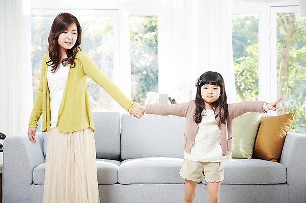 포토 JPG 스튜디오촬영 라이프스타일 여자 딸 어린이 포즈 쿠션 거실 창문 가족 모션 놀이 모녀 엄마 휴식 실내 서기 사람 동양인 손짓 소녀 성인 두명 앞모습 30대 부모 소파 손잡기 유치원생 한국인 자녀 가리킴 즐거움 여자만 국내포토 감정 뷰포인트 컨셉 의자 관계 인종 내부 생활 장년 파일형식