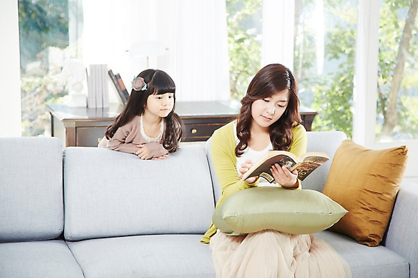 포토 JPG 스튜디오촬영 라이프스타일 응시 여자 딸 어린이 쿠션 거실 창문 가족 탁자 모녀 엄마 휴식 실내 서기 사람 앉기 동양인 소녀 성인 취미 두명 앞모습 책 30대 부모 소파 독서 유치원생 한국인 자녀 즐거움 호기심 여자만 국내포토 시선 감정 뷰포인트 가구 컨셉 의자 관계 모션 인종 내부 생활 장년 파일형식