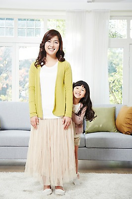 포토 JPG 스튜디오촬영 전신 라이프스타일 여자 딸 어린이 포즈 쿠션 거실 창문 가족 모션 놀이 모녀 엄마 휴식 실내 서기 미소 웃음 사람 동양인 소녀 성인 두명 앞모습 30대 부모 소파 카펫 유치원생 한국인 자녀 즐거움 여자만 국내포토 감정 뷰포인트 컨셉 의자 관계 표정 인종 내부 생활 장년 파일형식