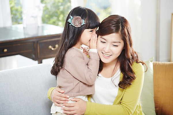 포토 JPG 스튜디오촬영 라이프스타일 여자 딸 어린이 거실 창문 가족 탁자 모녀 엄마 휴식 실내 미소 웃음 사람 앉기 동양인 소녀 상반신 성인 두명 아웃포커스 30대 부모 소파 유치원생 한국인 자녀 비밀 귓속말 즐거움 여자만 국내포토 감정 가구 컨셉 의자 관계 모션 촬영기법 표정 인종 내부 생활 장년 파일형식