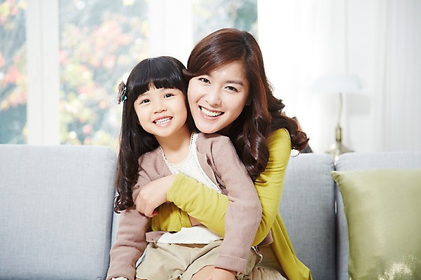 포토 JPG 스튜디오촬영 라이프스타일 여자 딸 어린이 쿠션 거실 창문 가족 안기 포옹 모녀 엄마 휴식 실내 미소 웃음 사람 앉기 동양인 소녀 상반신 성인 두명 앞모습 아웃포커스 30대 부모 소파 유치원생 한국인 자녀 즐거움 여자만 국내포토 감정 뷰포인트 컨셉 의자 관계 모션 촬영기법 표정 인종 내부 생활 장년 파일형식
