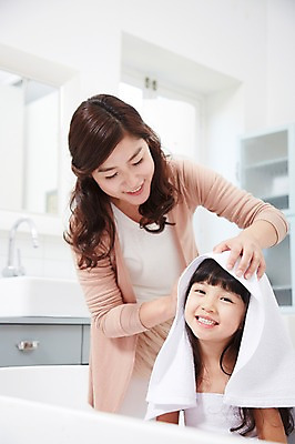 포토 JPG 스튜디오촬영 라이프스타일 여자 딸 어린이 가족 모녀 엄마 욕조 실내 미소 웃음 사람 동양인 소녀 상반신 성인 두명 앞모습 아웃포커스 30대 부모 수건 목욕 청결 유치원생 한국인 육아 욕실 자녀 화장실 닦기 여자만 국내포토 뷰포인트 관계 모션 촬영기법 표정 인종 내부 생활 장년 위생용품 위생 파일형식