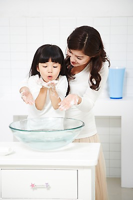 포토 JPG 스튜디오촬영 라이프스타일 여자 딸 어린이 장난 가족 놀이 모녀 엄마 실내 사람 동양인 소녀 상반신 성인 두명 앞모습 30대 부모 청결 유치원생 거품 한국인 육아 욕실 자녀 씻기 불기 세면대 화장실 비누 손씻기 여자만 코로나바이러스 국내포토 뷰포인트 관계 모션 인종 내부 생활 장년 위생용품 바이러스 위생 파일형식