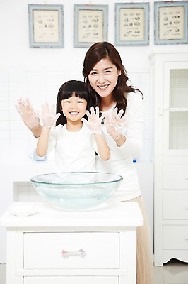 포토 JPG 스튜디오촬영 라이프스타일 여자 딸 어린이 가족 모녀 엄마 실내 서기 미소 웃음 사람 동양인 소녀 성인 두명 30대 부모 청결 유치원생 한국인 육아 욕실 자녀 씻기 세면대 화장실 비누 손씻기 여자만 코로나바이러스 국내포토 관계 모션 표정 인종 내부 생활 장년 위생용품 바이러스 위생 파일형식