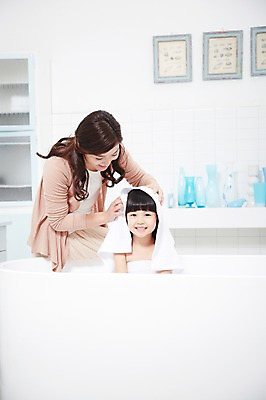 포토 JPG 스튜디오촬영 라이프스타일 여자 딸 어린이 가족 모녀 엄마 욕조 실내 미소 웃음 사람 동양인 소녀 상반신 성인 두명 앞모습 30대 부모 수건 목욕 청결 유치원생 한국인 육아 욕실 자녀 화장실 닦기 여자만 국내포토 뷰포인트 관계 모션 표정 인종 내부 생활 장년 위생용품 위생 파일형식