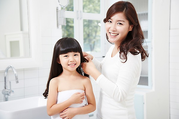 포토 JPG 스튜디오촬영 라이프스타일 여자 딸 어린이 가족 모녀 엄마 실내 미소 웃음 사람 동양인 소녀 상반신 성인 두명 앞모습 아웃포커스 30대 부모 목욕 청결 유치원생 거울 한국인 육아 욕실 자녀 머리빗 세면대 화장실 여자만 국내포토 뷰포인트 관계 촬영기법 표정 인종 내부 생활 장년 미용용품 위생 파일형식