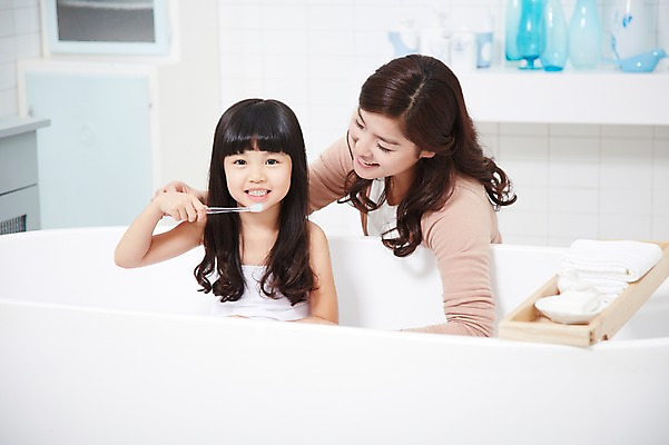 포토 JPG 스튜디오촬영 라이프스타일 여자 딸 어린이 가족 모녀 엄마 욕조 실내 미소 웃음 사람 동양인 소녀 상반신 성인 두명 앞모습 아웃포커스 30대 부모 수건 목욕 청결 유치원생 한국인 육아 욕실 양치 자녀 칫솔 화장실 여자만 국내포토 뷰포인트 관계 촬영기법 표정 인종 내부 생활 장년 위생용품 위생 파일형식