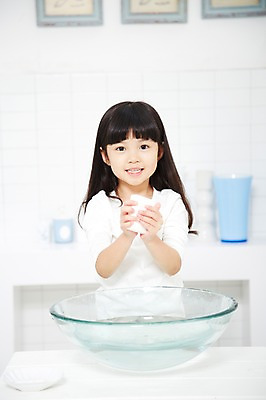 포토 JPG 스튜디오촬영 라이프스타일 여자 어린이 실내 한명 미소 웃음 사람 동양인 소녀 상반신 앞모습 아웃포커스 청결 유치원생 한국인 욕실 씻기 세면대 화장실 비누 손씻기 여자만 여자한명만 어린이만 소녀만 소녀한명만 코로나바이러스 국내포토 1 뷰포인트 촬영기법 표정 인종 내부 생활 위생용품 바이러스 위생 파일형식