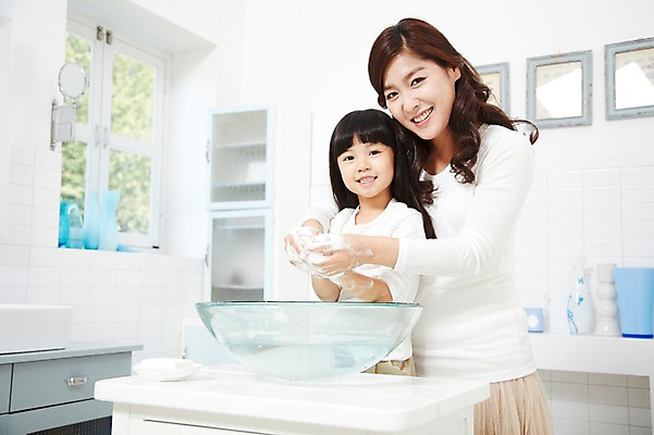 포토 JPG 스튜디오촬영 라이프스타일 여자 딸 어린이 가족 모녀 엄마 실내 서기 미소 웃음 사람 동양인 소녀 상반신 성인 두명 앞모습 30대 부모 청결 유치원생 한국인 육아 욕실 자녀 씻기 세면대 화장실 비누 손씻기 여자만 코로나바이러스 국내포토 뷰포인트 관계 모션 표정 인종 내부 생활 장년 위생용품 바이러스 위생 파일형식
