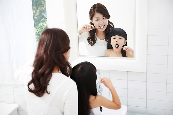 포토 JPG 스튜디오촬영 라이프스타일 여자 딸 어린이 가족 모녀 엄마 실내 사람 동양인 소녀 상반신 성인 두명 뒷모습 아웃포커스 30대 부모 반사 목욕 청결 유치원생 거울 한국인 육아 욕실 양치 자녀 칫솔 세면대 화장실 여자만 국내포토 뷰포인트 관계 촬영기법 인종 내부 생활 장년 위생용품 위생 파일형식