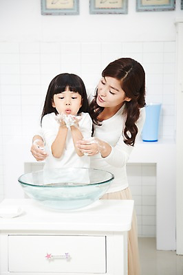 포토 JPG 스튜디오촬영 라이프스타일 여자 딸 어린이 장난 가족 놀이 모녀 엄마 실내 사람 동양인 소녀 상반신 성인 두명 앞모습 30대 부모 청결 유치원생 거품 한국인 육아 욕실 자녀 씻기 불기 세면대 화장실 비누 손씻기 여자만 코로나바이러스 국내포토 뷰포인트 관계 모션 인종 내부 생활 장년 위생용품 바이러스 위생 파일형식