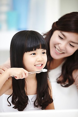 포토 JPG 스튜디오촬영 라이프스타일 여자 딸 어린이 가족 모녀 엄마 실내 미소 웃음 사람 동양인 소녀 상반신 성인 두명 아웃포커스 30대 부모 목욕 청결 유치원생 한국인 육아 욕실 양치 자녀 칫솔 화장실 여자만 국내포토 관계 촬영기법 표정 인종 내부 생활 장년 위생용품 위생 파일형식