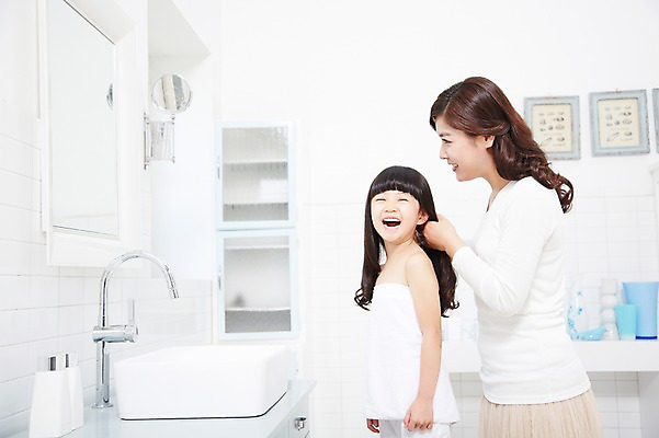 포토 JPG 스튜디오촬영 라이프스타일 여자 딸 어린이 가족 모녀 엄마 실내 미소 웃음 사람 동양인 소녀 상반신 성인 두명 옆모습 30대 부모 목욕 청결 유치원생 거울 한국인 육아 욕실 자녀 세면대 화장실 여자만 국내포토 뷰포인트 관계 표정 인종 내부 생활 장년 위생 파일형식