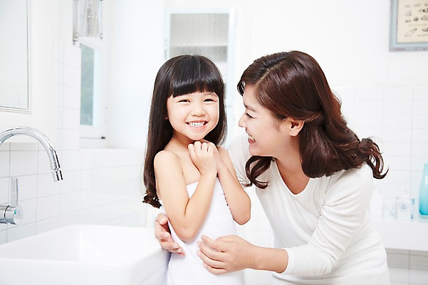 포토 JPG 스튜디오촬영 라이프스타일 여자 딸 어린이 가족 모녀 엄마 실내 미소 웃음 사람 동양인 소녀 상반신 성인 두명 아웃포커스 30대 부모 목욕 청결 유치원생 한국인 육아 욕실 자녀 세면대 화장실 여자만 국내포토 관계 촬영기법 표정 인종 내부 생활 장년 위생 파일형식