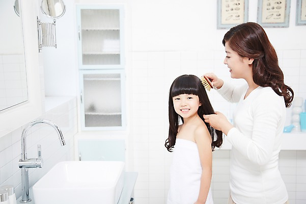 포토 JPG 스튜디오촬영 라이프스타일 여자 딸 어린이 가족 모녀 엄마 실내 미소 웃음 사람 동양인 소녀 상반신 성인 두명 옆모습 30대 부모 목욕 청결 유치원생 거울 한국인 육아 욕실 자녀 머리빗 세면대 화장실 여자만 국내포토 뷰포인트 관계 표정 인종 내부 생활 장년 미용용품 위생 파일형식