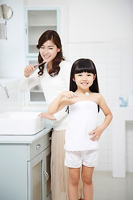 포토 JPG 스튜디오촬영 라이프스타일 여자 딸 어린이 허리손 가족 모녀 엄마 실내 서기 미소 웃음 사람 동양인 소녀 성인 두명 앞모습 30대 부모 수건 목욕 청결 유치원생 한국인 육아 욕실 양치 자녀 칫솔 세면대 화장실 여자만 국내포토 뷰포인트 포즈 관계 모션 표정 인종 내부 생활 장년 위생용품 위생 파일형식
