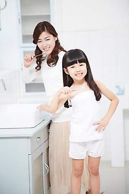 포토 JPG 스튜디오촬영 라이프스타일 여자 딸 어린이 허리손 가족 모녀 엄마 실내 서기 미소 웃음 사람 동양인 소녀 성인 두명 앞모습 30대 부모 수건 목욕 청결 유치원생 한국인 육아 욕실 양치 자녀 칫솔 세면대 화장실 여자만 국내포토 뷰포인트 포즈 관계 모션 표정 인종 내부 생활 장년 위생용품 위생 파일형식