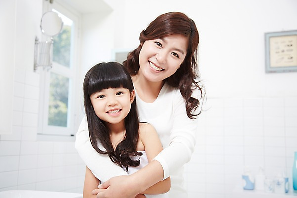 포토 JPG 스튜디오촬영 라이프스타일 여자 딸 어린이 가족 안기 포옹 모녀 엄마 실내 미소 웃음 사람 동양인 소녀 상반신 성인 두명 앞모습 아웃포커스 30대 부모 목욕 청결 유치원생 한국인 육아 욕실 자녀 화장실 여자만 국내포토 뷰포인트 관계 모션 촬영기법 표정 인종 내부 생활 장년 위생 파일형식