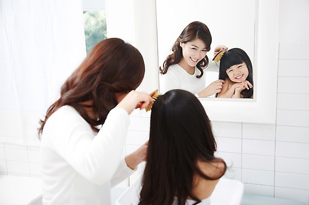 포토 JPG 스튜디오촬영 라이프스타일 여자 딸 어린이 가족 모녀 엄마 실내 미소 웃음 사람 동양인 소녀 상반신 성인 두명 뒷모습 아웃포커스 30대 부모 반사 목욕 청결 유치원생 거울 한국인 육아 욕실 자녀 머리빗 세면대 화장실 여자만 국내포토 뷰포인트 관계 촬영기법 표정 인종 내부 생활 장년 미용용품 위생 파일형식