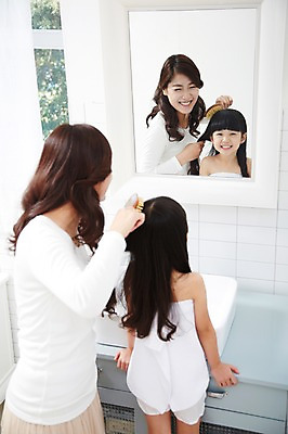 포토 JPG 스튜디오촬영 라이프스타일 여자 딸 어린이 가족 모녀 엄마 실내 미소 웃음 사람 동양인 소녀 상반신 성인 두명 뒷모습 30대 부모 반사 목욕 청결 유치원생 거울 한국인 육아 욕실 자녀 머리빗 세면대 화장실 여자만 국내포토 뷰포인트 관계 표정 인종 내부 생활 장년 미용용품 위생 파일형식