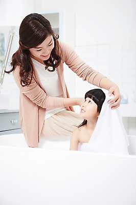 포토 JPG 스튜디오촬영 라이프스타일 여자 딸 어린이 가족 모녀 엄마 욕조 실내 미소 웃음 사람 동양인 소녀 상반신 성인 두명 아웃포커스 30대 부모 수건 마주보기 목욕 청결 유치원생 한국인 육아 욕실 자녀 화장실 닦기 여자만 국내포토 관계 모션 촬영기법 표정 인종 내부 생활 장년 위생용품 위생 파일형식