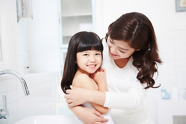 포토 JPG 스튜디오촬영 라이프스타일 여자 딸 어린이 가족 안기 포옹 모녀 엄마 실내 미소 웃음 사람 동양인 소녀 상반신 성인 두명 옆모습 아웃포커스 30대 부모 목욕 청결 유치원생 한국인 육아 욕실 자녀 화장실 여자만 국내포토 뷰포인트 관계 모션 촬영기법 표정 인종 내부 생활 장년 위생 파일형식