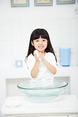 포토 JPG 스튜디오촬영 라이프스타일 여자 어린이 실내 한명 미소 웃음 사람 동양인 소녀 상반신 앞모습 아웃포커스 청결 유치원생 한국인 욕실 씻기 세면대 화장실 비누 손씻기 여자만 여자한명만 어린이만 소녀만 소녀한명만 코로나바이러스 국내포토 1 뷰포인트 촬영기법 표정 인종 내부 생활 위생용품 바이러스 위생 파일형식