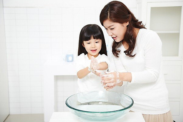 포토 JPG 스튜디오촬영 라이프스타일 여자 딸 어린이 가족 모녀 엄마 실내 미소 웃음 사람 동양인 소녀 상반신 성인 두명 앞모습 30대 부모 청결 유치원생 한국인 육아 욕실 자녀 씻기 세면대 화장실 손씻기 여자만 코로나바이러스 국내포토 뷰포인트 관계 표정 인종 내부 생활 장년 바이러스 위생 파일형식