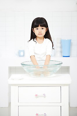 포토 JPG 스튜디오촬영 라이프스타일 여자 어린이 실내 한명 사람 동양인 소녀 상반신 앞모습 아웃포커스 청결 유치원생 한국인 욕실 씻기 세면대 화장실 비누 손씻기 여자만 여자한명만 어린이만 소녀만 소녀한명만 코로나바이러스 국내포토 1 뷰포인트 촬영기법 인종 내부 생활 위생용품 바이러스 위생 파일형식