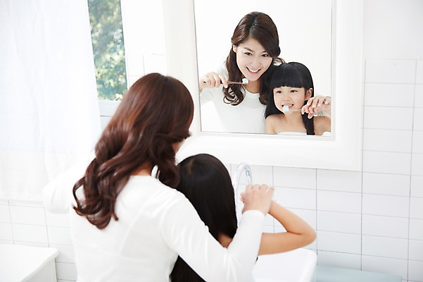 포토 JPG 스튜디오촬영 라이프스타일 여자 딸 어린이 가족 모녀 엄마 실내 미소 웃음 사람 동양인 소녀 상반신 성인 두명 뒷모습 아웃포커스 30대 부모 반사 목욕 청결 유치원생 거울 한국인 육아 욕실 양치 자녀 칫솔 세면대 화장실 여자만 국내포토 뷰포인트 관계 촬영기법 표정 인종 내부 생활 장년 위생용품 위생 파일형식