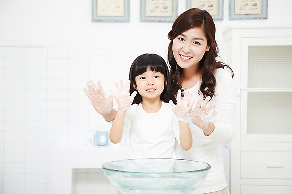 포토 JPG 스튜디오촬영 라이프스타일 여자 딸 어린이 가족 모녀 엄마 실내 미소 웃음 사람 동양인 소녀 상반신 성인 두명 앞모습 30대 부모 청결 유치원생 한국인 육아 욕실 자녀 씻기 세면대 화장실 손씻기 여자만 코로나바이러스 국내포토 뷰포인트 관계 표정 인종 내부 생활 장년 바이러스 위생 파일형식